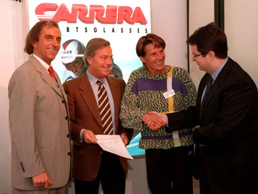 BILD ZU OTS 193 - Österreichs Olympia-Brozemedaillen-Gewinnerin
Thersia Kiesl  unterschrieb heute in Traun einen Sponsorenvertrag mit
Carrera. Wolfgang Fritz (Carrera), Vittorio Tabacchi (Präs. de
Safilo-Gruppe Italien, die 1996 Carrera-Optyl übernommen hat),
Thersia Kiesl und Stefano Colombo (Geschäftsleitung Carrera Optyl)
/v.l.n.r.)  heute mittag im Carrera-Werk in Linz.   APA-Photo:
ots/Brandstätter Rudolf