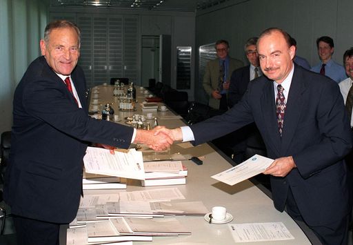 BILD ZU OTS 128 VON GESTERN - Dr. Richard Daimer,
Vorstandvorsitzender der ÖAF Gräf&Stift AG (l.) und Timothy R. Adams,
Präsident Chrysler Europa (r.) beim handshake nach der gestrigen
Vertragsunterzeichnung in München. APA-Photo: OTS/Berti/Chrysler