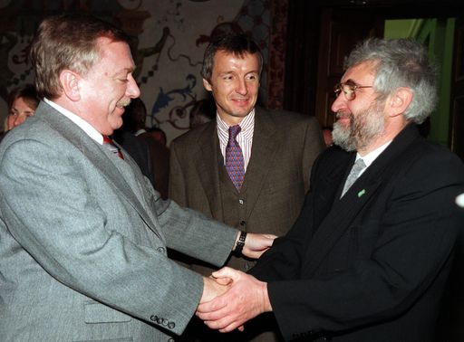 BILD ZU OTS094 VON HEUTE - Umweltminister Martin Bartenstein (M.),
Bürgermeister Michael Häupl  (L.) und der Konrad Lorenz Preisträger
1997 - Dozent Ludwig Maurer heute vormittag im Unteren Belvedere.   
APA-Photo: OTS/Renate Apostel