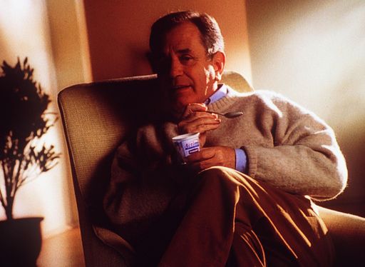 -ZU OTS 071-Der langjährige Starmoderator des ORF-Flaggschiffs "Zeit
im Bild" Horst Friedrich Mayer, wirbt ab 12.Jänner für das
probiotische Joghurt "Actimel" von Danone.   OTS-Photo: PR