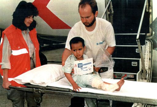 ZU OTS 109 - Dr. Michael Schodermayr (r.) nach der Landung eines
verletzten Kindes aus einem Krisengebiet.   OTS-Foto: Schodermayr