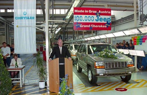 ZU OTS 140 von HEUTE                                  Dennis K.
Pawley,Executive Vice President Chrysler - Manufacturing , heute
nachmittag in Graz anläßlich des Produktionsjubiläums für den
100.000sten Jeep Grand Cherokee "made in Graz".                      
  OTS Photo: Steyr - Daimler -Puch