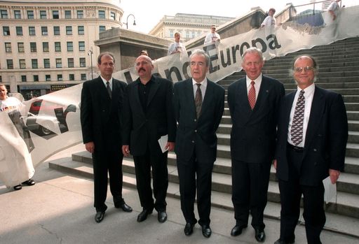 ZU OTS 237 - (v.l.) Sponsor Peter Zanoni,Künstler Hannes Mlenek,
Ex-Außenminister Alois Mock, EU-Präsident Jaques Santer und Albertina
Direktor Konrad Oberhuber vor dem Motiv des "Kraftbandes Europa"
heute nachmittag vor der Albertina.    APA-Photo: OTS/Apostel