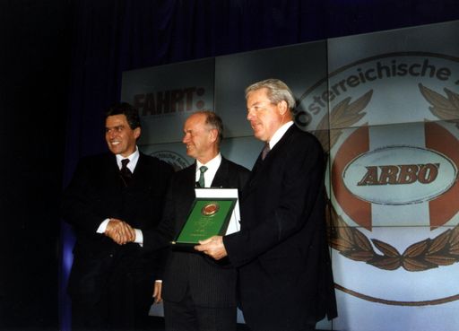 Vorschau Bild von ZU OTS 164 - v.l.n.r.: BK Viktor Klima, Dr. Ferinand Piech
(Vorstandsvorsitzender Volkswagen AG) und Franz Vranitzky
(Bundeskanzler a.D.) bei der Verleihung des "Großer Östereichischer
Automobil-Preis 1998" gestern in Wien. OTS-Photo: ARBÖ/Wieser