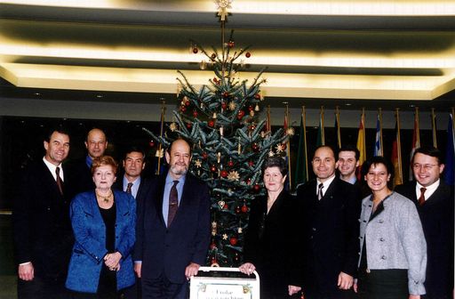 -ZU OTS 222- Weihnachtsstimmung im Europaparlament.Die Übergabe eines
niederösterreichischen Weihnachtsbaumes an EP-Präsident Gil Robles.  
APA-Photo: ÖVP