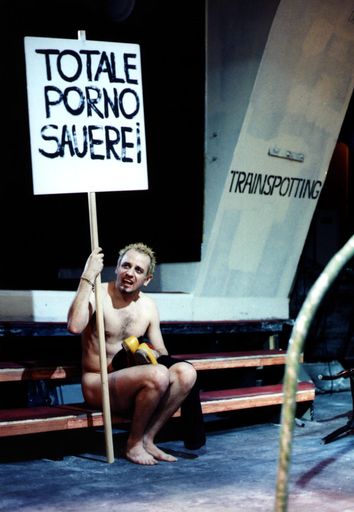 BILD ZU OTS064 VON HEUTE - Reinhold Georg Moritz als Sick Boy in 
"Trainspotting" in der Inszenierung von Harald Posch am Theater im
Zentrum.    OTS-Photo: Petro Domenigg