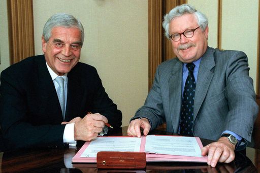 ZU OTS 104 - OENB-Gouverneur Klaus Liebscher (l.) lud gestern den
Generaldirektor des Kunsthistorischen Museums Wilfried Seipel zu
einer feierlichen Vertragsunterzeichnung zur Übergabe von Leihgeräten
in die Räumlichkeiten der Österreichischen Nationalbank (OeNB) ein.  
 APA-Photo: OTS/Ulrich Schnarr