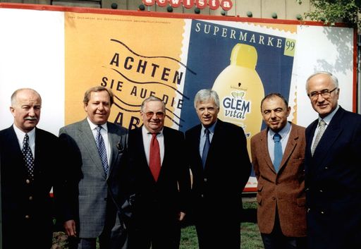 ZU OTS 197                      Die neue Initiative des
Österreichischen Markenartikelverbandes präsentiert Markenartikel als
"Wert" - Marken und motiviert über die größte Promotion des Landes
zur intensiven Beschäftigung mit Markenzeichen und Markenartikeln.
(L.n.r.) :  Dr. Friedrich Stara (Gen.Dir. Henkel Austria) , Dr. Max
Dasch (Präsident Verband Österreichischer Zeitungen) , Gerhard Weis
(Generalintendant des ORF) , Karl Popp ( Präs. des
Markenartikelverbandes  /  Melitta Salzburg) , Mariusz Jan Demner (
Demner , Merlicek  &  Bergmann) und  Dr. Thomas Oliva
(Geschäftsführer des Markenartikelverbandes).     OTS-Photo : PR