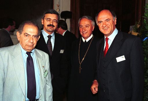 -ZU OTS 063 - (v.l.n.r.) Dr.Paul LENDVAI, Dr.Pavol HAMZIK
(slowakischer Vize-Premierminister), Abt Dr.Clemens LASHOFER und
Landeshauptmann Dr.Erwin PRÖLL heute mittag im Rahmen des
"EUROPA-FORUM WACHAU 1999 " auf Stift Göttweig in Furth a.d. Donau.
OTS Photo/Gerhard Schnabl