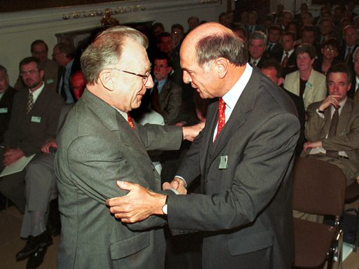 Vorschau Bild von -ZU OTS 063 - Landeshauptmann Dr.Erwin PRÖLL/r. und
Ministerpräsident a.D. von Baden-Württemberg Lothar Späth heute
mittag im Rahmen des "EUROPA-FORUM WACHAU 1999 " auf Stift Göttweig
in Furth a.d. Donau. OTS Photo/Gerhard Schnabl