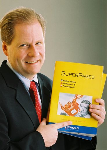 Bild zu OTS142 -Jon M. Martinsen, Vorstandsvorsitzender der HEROLD
Business Data AG, mit den SuperPages, dem benutzerfreundlichen
Nachschlagewerk für Telefonnummern und Adressen von Firmen und
Privatpersonen.