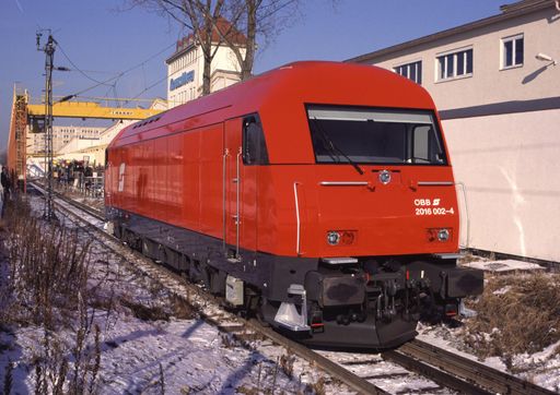 Bild zu OTS041 - Die Österreichischen Bundesbahnen freuen sich über
Nachwuchs in ihrer Lokfamilie. Die erste Streckendiesellok der Reihe
2016 "Hercules" traf dieser Tage in Wiener Neustadt ein. Insgesamt
werden bald 70 neue und umweltfreundliche "Hercules" auf den nicht
elektrifizierten Strecken in Österreich unterwegs sein.