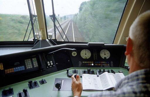 Bild zu OTS - Bestens ausgebildet sind die Lok-Führer der ÖBB für den
Einsatz auf Österreichs Schienen bereits heute.