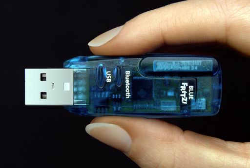 Bild zu OTS von heute - 12 Gramm leicht und daumengroß ist BlueFRITZ!
USB von AVM für kabelloses ISDN und Internet bis zu 100 Metern.