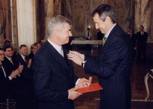 Bild zu OTS - BM Bartenstein (rechts) überreicht Kurt Walbert (links)
das Große Goldene Ehrenzeichen