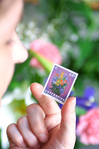 Bild zu OTS von heute - Sondermarke "Blumenstrauß". Am diesjährigen
Valentinstag, Donnerstag 14. Februar 2002 beginnt die Österreichische
Post AG mit dem Verkauf der ersten duftenden Briefmarke Österreichs.