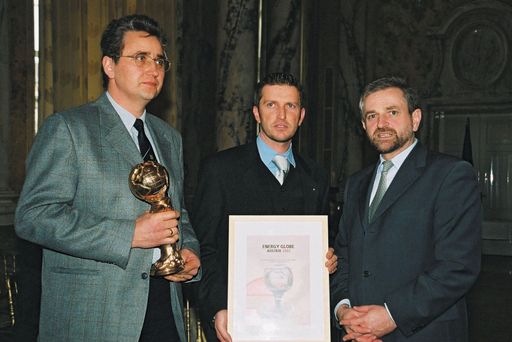 Bild zu OTS - Umweltminister Wilhelm Molterer überreicht den
Energiesparpreis "Energy Globe Österreich" für die Stadt Lienz an
Gemeinderat Reinhard Tiefenbacher (l.) und Oskar Januschke von der
Stadtgemeinde (Mitte).