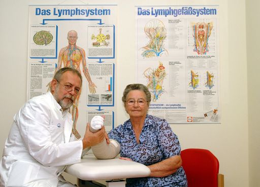 Bild zu OTS von heute - Österreichs Lymphexperte und Vorstand des
Wolfsberger Zentrums für Lymphologie, Prim. Dr .Walter Döller mit
Patientin