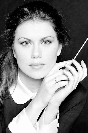 Bild zu OTS - Am 2. März 2002 dirigiert die 26jährige Griechin
Eugenia Manolides ihre Kompositionen zu Werken von Rainer Maria Rilke
im Wiener Musikverein. Zusammen mit Stars wie der Sopranistin Ildikò
Raimondi und dem Tenor Herbert Lippert präsentiert Eugenia Manolides
dem Publikum ihre Komposition "Tempel im Gehör. Rilke vertont."
