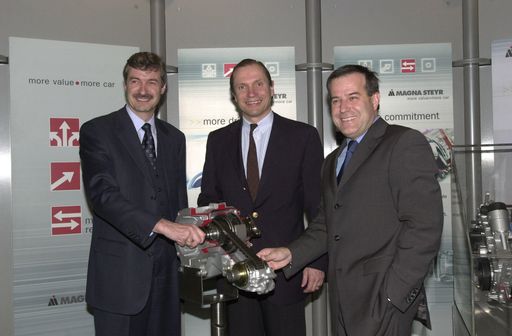 Bild zu OTS von heute - BMW Austria-Geschäftsführer Dr. Felix Clary
und Aldringen (Mitte), flankiert von Magna Steyr-CEO Siegfried Wolf
(r.) und Vertriebsvorstand Hubert Hödl.