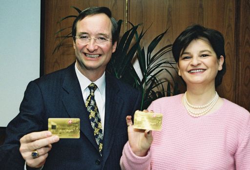 Bild zu OTS167 von heute - Vizekanzlerin Susanne Riess-Passer und
WKÖ-Präsident Christoph Leitl präsentieren gemeinsam die erste
grenzüberschreitende und EU-konforme Digitale Signatur.