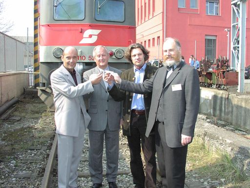 Bild zu OTS von heute - Hr. Ing. Peter Werdenich (ÖBB Traktion) -
2.v.l. - übergibt Herrn Dr. Peter Reininghaus (Geschäftsführer
FH-Joanneum) - 2.v.r. - den Schlüssel der Lok 1110.524.