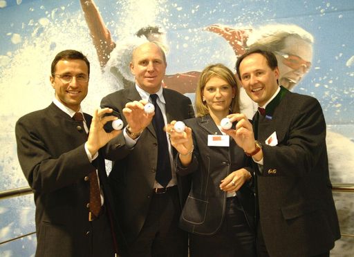 Bild zu OTS - Aller guten Dinge sind drei: Im Beisein von Hertha
BSC-Manager Dieter Hoeneß (2.v.l.) begrüßten Josef Margreiter (l.)
und Leo Bauernberger (r.) mit dem Bundesland Kärnten, vertreten durch
Heidi Tscharf, den Dritten im "Golf Alpin" - Bund.