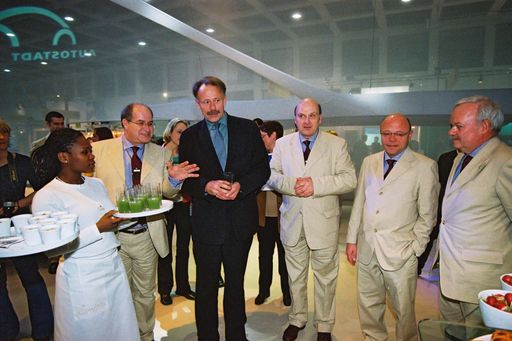 Bild zu OTS - Bundesumweltminister Jürgen Trittin besuchte heute,
19.03.2002,  die Inszenierung "atmosphere" der Autostadt auf der ITB
2002 in Berlin.