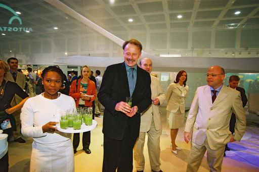 Vorschau Bild von Bild zu OTS - Bundesumweltminister Jürgen Trittin besuchte heute,
19.03.2002,  die Inszenierung "atmosphere" der Autostadt auf der ITB
2002 in Berlin.