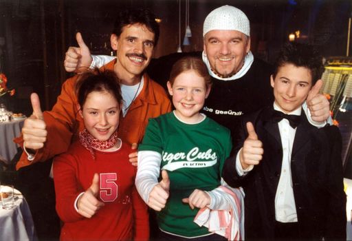 Bild zu OTS - Thomas Brezina, DJ Ötzi und Kinder beim Drehbeginn für
"Schmatz & Co"