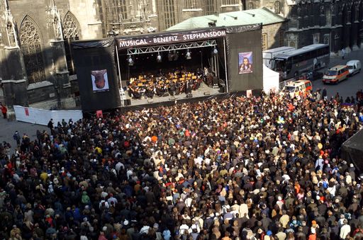 Vorschau Bild von Bild zu OTS von heute - Über 4000 begeisterte Zuseher feierten am
Stephansplatz den Abschluß der Eröffnungsfeierlichkeiten der MUSIK
MEILE WIEN