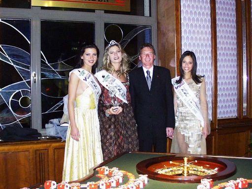 Bild zu OTS - Im Bild v.l.n.r.: Nicole Kern, Celine Roschek,
Casinodirektor Stefan Hartl und Magdalena Birnstingl