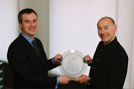 Bild zu OTS - Der Public Relations Verband Austria (PRVA) zeichnet am
11.4.2002 in einer Soirée im Haus der Musik Herrn Willi Resetarits
mit dem Titel "Kommunikator des Jahres 2001" aus.
(Im Bild links: Christian Kollmann - PRVA-Präsident, rechts: Willi
Resetarits)