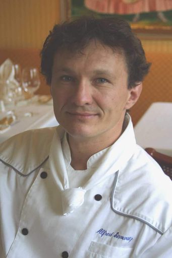 Bild zu OTS - Die Peter Deilmann Reederei mit ihren Schiffen auf der
Hochsee und auf der Donau wurde vom amerikanischen Reisemagazin Conde
Nast Traveler aus allen Schiffen der Welt zur besten Cruiseline in
der Kategorie "Foodservice" gewählt: Hinter diesem Erfolg steht ein
Österreicher; der in Lugano ansäßige, Ebenfurther Alfred Szinowatz
(im Bild), der als Corporate Chef für die renommierte Catering Firma
Ligabue Services tätig ist!