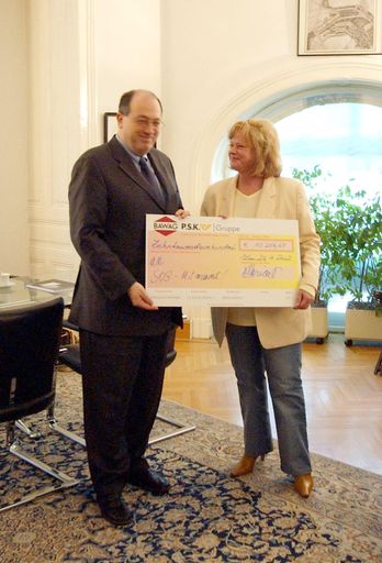 Bild zu OTS - Dr. Ariel Muzicant übergibt Scheck für
Menschenrechtszentrum "Dock" an Vorsitzende Marianne Mendt.