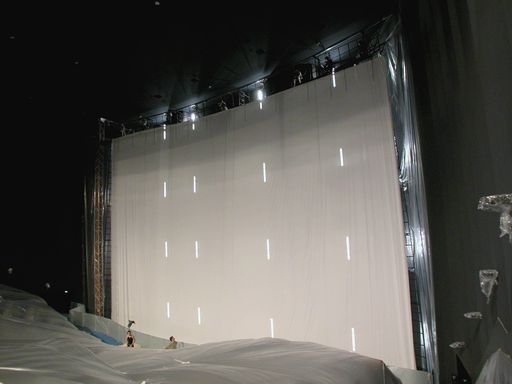 Vorschau Bild von Bild zu OTS - Eine Leinwand so hoch wie ein siebenstöckiges Haus: 21
x 29 Meter pures Filmerlebnis: Heute wurde von den kanadischen
IMAX-Technikern, die in Wien die Fertigstellung des IMAX Wien leiten,
die 600 m2 große Leinwand in den Kinosaal eingebracht.