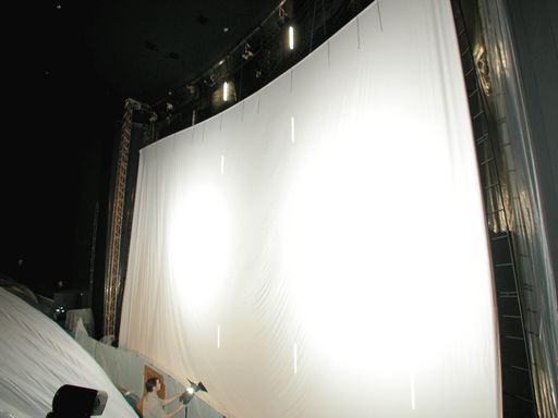 Bild zu OTS - Eine Leinwand so hoch wie ein siebenstöckiges Haus: 21
x 29 Meter pures Filmerlebnis: Heute wurde von den kanadischen
IMAX-Technikern, die in Wien die Fertigstellung des IMAX Wien leiten,
die 600 m2 große Leinwand in den Kinosaal eingebracht.