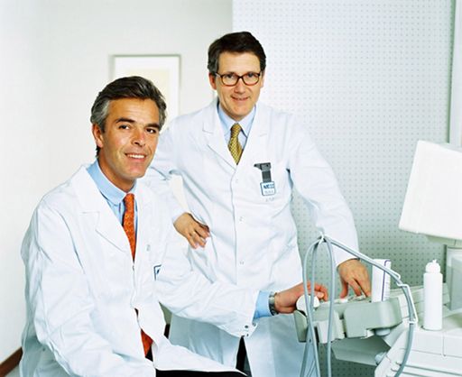 Bild zu OTS - Prof. Fritz Nagele (li.), Prof. Paul Speiser (re.):
"Die Curettage, ein 'Blindflug' in der Gebärmutter, hat nur
Nachteile."