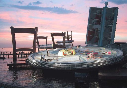 Bild zu OTS - Erste Abendproben bei Sonnenuntergang: Rund 200
Mitwirkende aus aller Welt tummeln sich Abend für Abend um den rund
30 m hohen Kartenständer im "schönsten Opernhaus der Welt".