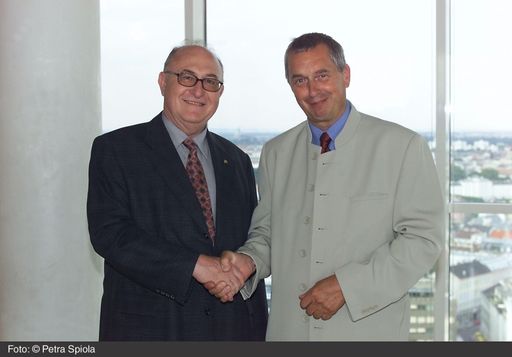 Bild zu OTS - Nach erfolgreicher Vertragsunterzeichnung, v.l.n.r.:
Dr. Günter Geyer, Generaldirektor Wiener Städtische, Heinz Hartinger,
Managing Director bei SAP für Österreich und Osteuropa.