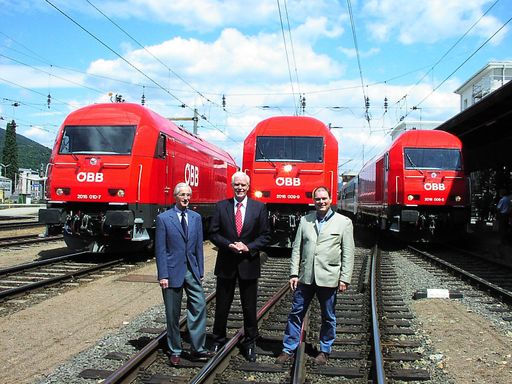Bild zu OTS - Personen v.l.n.r.: Bürgermeister Alfred Sting, GD
Rüdiger vorm Walde und LHStv Leoplod Schöggl vor den neuen HERCULES
Loks
