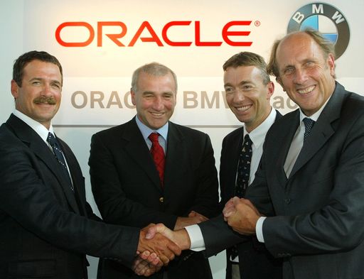 Bild zu OTS - Die Segler des Oracle BMW Racing Teams, John Cutler
(2.v.r.) und Peter Holmberg (l.) stehen gemeinsam mit Karl-Heinz
Kalbfell, Bereichsleiter Group-Marketing BMW (2.v.l.), und dem
Teamsprecher, Hans-Joachim Stuck (r.), am Montag (08.07.2002) in
Hamburg nach einer Pressekonferenz vor dem Logo des "Oracle BMW
Racing".