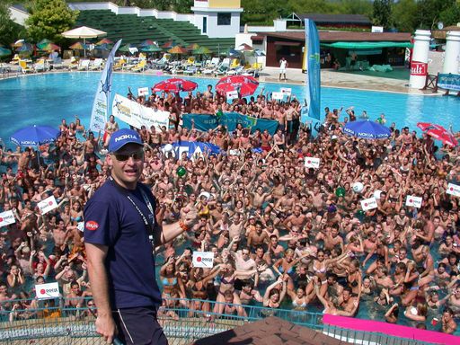 Bild zu OTS - Doc Alexander Knechtsberger vor rund 1000 der 5000
Maturanten im Pool bei Summer Splash, der größten Maturareise der
Welt