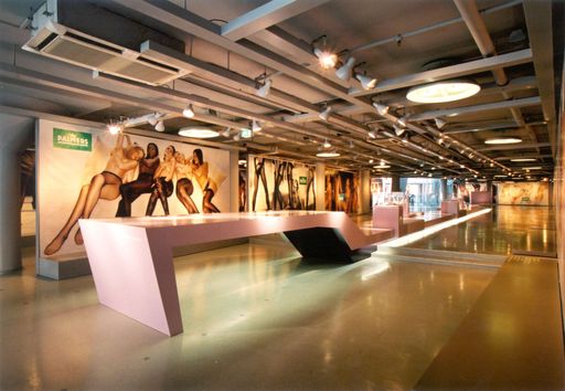 Bild zu OTS - Die Plakatwerbung von Palmers zählt seit Jahren zu den
erfolgreichsten Werbekampagnen in Europa. Ab dem 15. Juli 2002 werden
in einer eigens dafür konzipierten Plakatausstellung im Kaufhaus
Steffl, Kärntner Straße 9, die 'preisgekrönten Palmers Plakate' der
letzten 10 Jahre gezeigt.