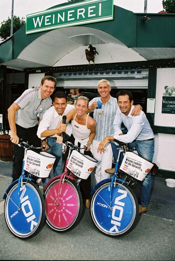 Vorschau Bild von Bild zu OTS - Ex-Rad-Staatsmeister Harry Blümel präsentierte gestern,
Mittwoch, in Wien seine erste Musik-CD 'A Choice of Legends'
(v.l.n.r.:) Franz Stocher, Harry Blümel, Susanne Pumper, Roland
Garber, Richard Schmied