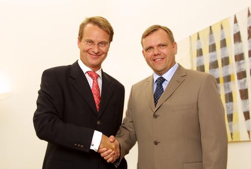 Bild zu OTS - Norbert Wieser (Tele2 Geschäftsführer) und Christian
Schrötter (ONE Finanzgeschäftsführer) (v.l.n.r.) vereinbaren den
Einstieg von Tele2 in den österreichischen Mobilfunkmarkt. Tele2 wird
als Mobile Virtual Network Operator (MVNO) die ONE Sendeanlagen
nutzen.