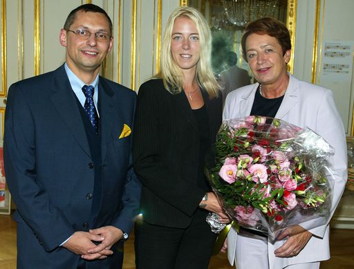 Bild zu OTS - Mag. (FH) Elisabeth Sommer (mi.), Österreichs
Vertreterin bei den Feierlichkeiten in Brüssel anlässlich "1 Million
Erasmus-Studierende in Europa" und Mag. Wolfgang Eckel (li.), Leiter
der Sokrates Nationalagentur Österreich zu Besuch bei
Bildungsministerin Elisabeth Gehrer (re.)
