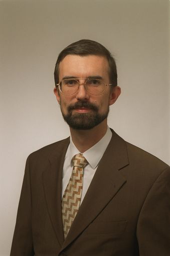 Mit dem heutigen Tag stellt sich Dipl.-Ing. Dr. Thomas Kasa einer Aufgabe, die er bereits einmal erfolgreich erfüllt hat. Als Leiter des Geschäftsbereichs Service Provider bei der UTA Telekom AG versorgt er gemeinsam mit dreißig Mitarbeitern nationale und internationale Carrier und Service Provicer mit hochqualitativen Basisdiensten.