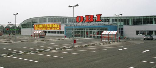 Bild zu OTS - Bibergünstig statt sauteuer- unter diesem Motto setzt
die Firma A. Sochor & Co GmbH ihre Expansion mit OBI zügig fort und
eröffnet am 12. September 2002, nach einer Bauzeit von nur 7 Monaten,
innerhalb von 5 Jahren (nach Hadikgasse Wien 14 und Vösendorf) den
3. OBI Großflächenmarkt mit 9.000 m2 Verkaufsfläche.