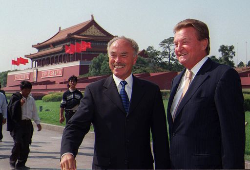 Vorschau Bild von Bild zu OTS - Vizebürgermeister Dr. Sepp Rieder (li.) und der
Präsident der Wiener Wirtschaftskammer Walter Nettig vor dem
Tiananmen Tor in Peking